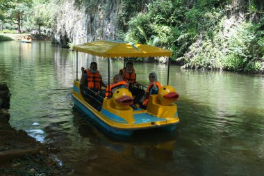 Ipoh, Perak, Malezya 'daki Kek Look Tong Tapınağı' nda turistler için bir tekne.