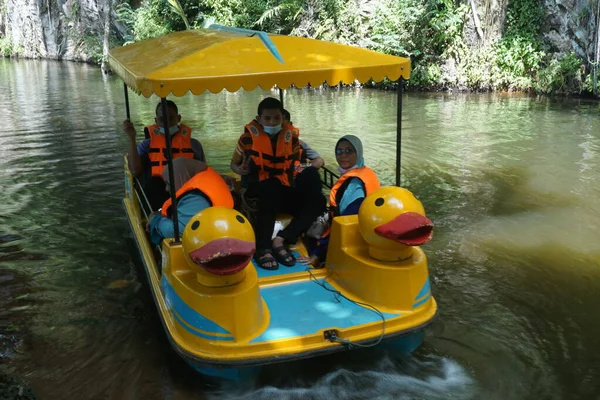 Leisure Boat Tourists Located Kek Look Tong Temple Ipoh Perak — Stock Photo, Image