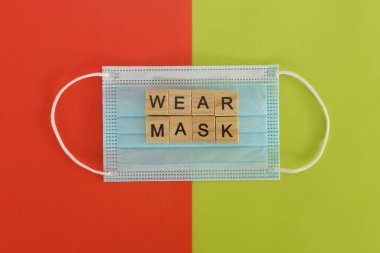 Renk arkaplanındaki yüz maskesi