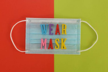 Renk arkaplanındaki yüz maskesi