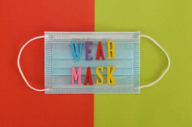 Renk arkaplanındaki yüz maskesi