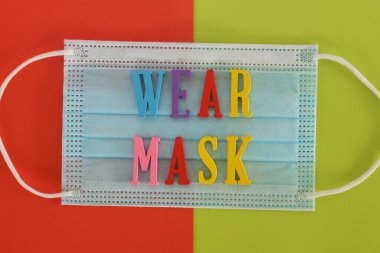 Renk arkaplanındaki yüz maskesi