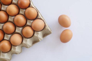 Beyaz arkaplanda yumurtaların seçici görünümü