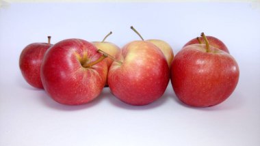 kırmızı elmalar beyaz arkaplanda izole edilmiş