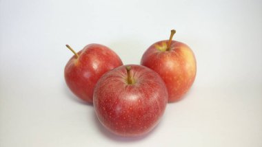 kırmızı elmalar beyaz arkaplanda izole edilmiş