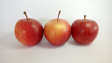 kırmızı elmalar beyaz arkaplanda izole edilmiş