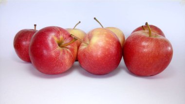 kırmızı elmalar beyaz arkaplanda izole edilmiş