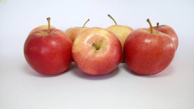 kırmızı elmalar beyaz arkaplanda izole edilmiş