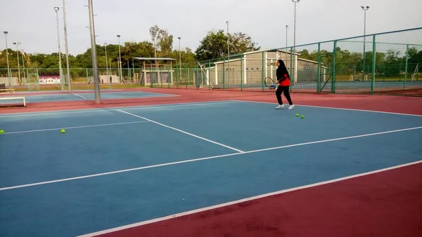 Ein Mädchen Spielt Tennis — Stockfoto