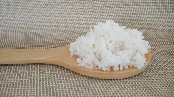 Reis Auf Holzlöffel — Stockfoto