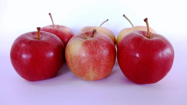 Pommes Rouges Isolées Sur Fond Blanc — Photo