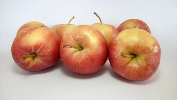 Pommes Rouges Isolées Sur Fond Blanc — Photo