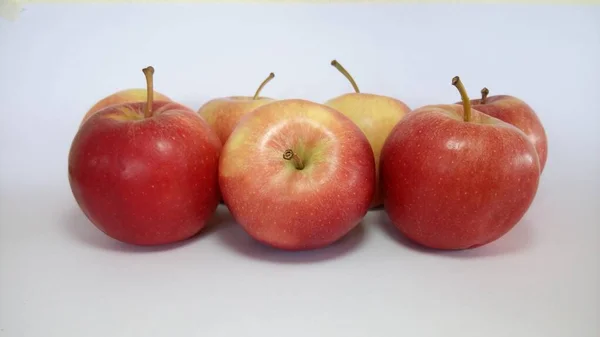 Rote Äpfel Isoliert Auf Weißem Hintergrund — Stockfoto