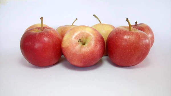 Pommes Rouges Isolées Sur Fond Blanc — Photo