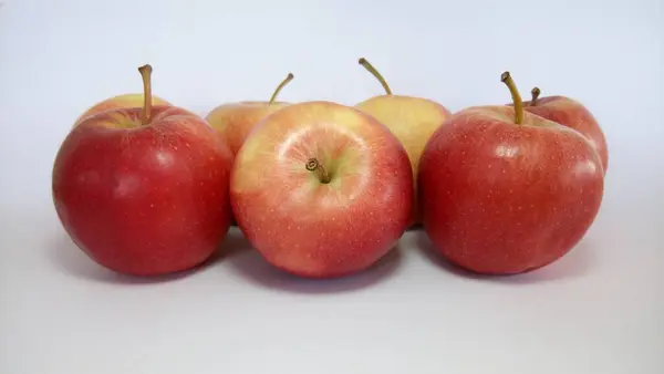 Rote Äpfel Isoliert Auf Weißem Hintergrund — Stockfoto