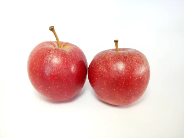 Kırmızı Elmalar Beyaz Arkaplanda Izole Edilmiş — Stok fotoğraf