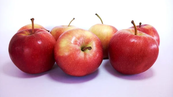 Pommes Rouges Isolées Sur Fond Blanc — Photo