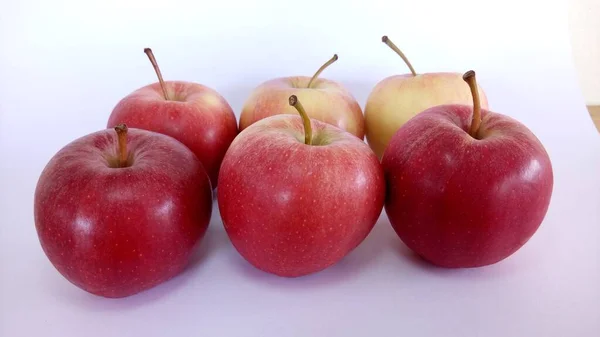 Rote Äpfel Isoliert Auf Weißem Hintergrund — Stockfoto