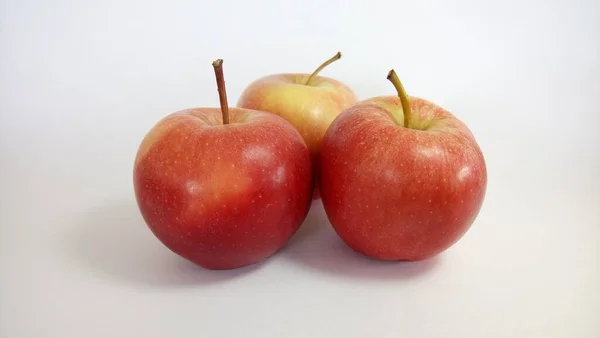 Κόκκινα Μήλα Απομονωμένα Λευκό Φόντο — Φωτογραφία Αρχείου
