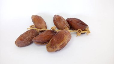 Beyaz arkaplanda kurumuş tarihlerin yakın plan görüntüsü