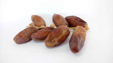 Beyaz arkaplanda kurumuş tarihlerin yakın plan görüntüsü