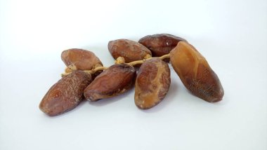 Beyaz arkaplanda kurumuş tarihlerin yakın plan görüntüsü