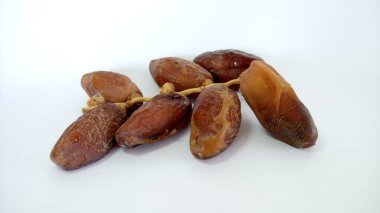 Beyaz arkaplanda kurumuş tarihlerin yakın plan görüntüsü