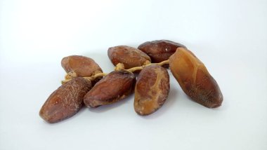 Beyaz arkaplanda kurumuş tarihlerin yakın plan görüntüsü