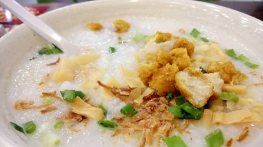 Kızarmış tavuklu yulaf lapası.