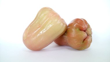 Beyaz arkaplanda Tayland kırmızı güllerinin yakın plan görüntüsü