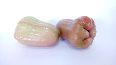 Beyaz arkaplanda Tayland kırmızı güllerinin yakın plan görüntüsü