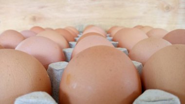 Kağıt tepside yumurtaları kapat.