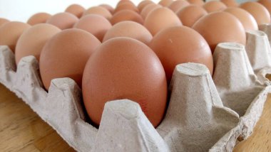 Kağıt tepside yumurtaları kapat.