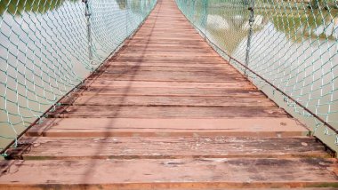 Gölün üzerindeki asma köprü.