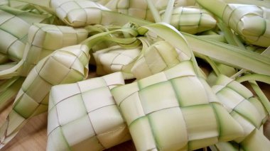 Ketupat (pirinç köftesi), Güney Doğu Asya 'da festival sezonunda yapılan yerel bir lezzettir. Ketupat, pilav pişirmek için taze hindistan cevizi yapraklarından yapılan doğal pirinç kabı.