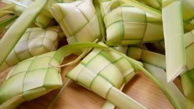 Ketupat (pirinç köftesi), Güney Doğu Asya 'da festival sezonunda yapılan yerel bir lezzettir. Ketupat, pilav pişirmek için taze hindistan cevizi yapraklarından yapılan doğal pirinç kabı.