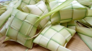 Ketupat (pirinç köftesi), Güney Doğu Asya 'da festival sezonunda yapılan yerel bir lezzettir. Ketupat, pilav pişirmek için taze hindistan cevizi yapraklarından yapılan doğal pirinç kabı.