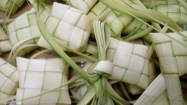 Ketupat (pirinç köftesi), Güney Doğu Asya 'da festival sezonunda yapılan yerel bir lezzettir. Ketupat, pilav pişirmek için taze hindistan cevizi yapraklarından yapılan doğal pirinç kabı.