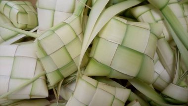 Ketupat (pirinç köftesi), Güney Doğu Asya 'da festival sezonunda yapılan yerel bir lezzettir. Ketupat, pilav pişirmek için taze hindistan cevizi yapraklarından yapılan doğal pirinç kabı.