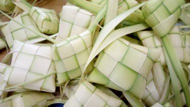Ketupat (pirinç köftesi), Güney Doğu Asya 'da festival sezonunda yapılan yerel bir lezzettir. Ketupat, pilav pişirmek için taze hindistan cevizi yapraklarından yapılan doğal pirinç kabı.