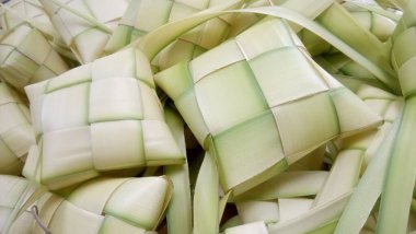Ketupat (pirinç köftesi), Güney Doğu Asya 'da festival sezonunda yapılan yerel bir lezzettir. Ketupat, pilav pişirmek için taze hindistan cevizi yapraklarından yapılan doğal pirinç kabı.