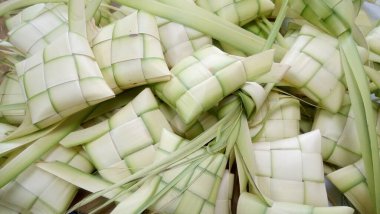 Ketupat (pirinç köftesi), Güney Doğu Asya 'da festival sezonunda yapılan yerel bir lezzettir. Ketupat, pilav pişirmek için taze hindistan cevizi yapraklarından yapılan doğal pirinç kabı.