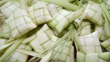 Ketupat (pirinç köftesi), Güney Doğu Asya 'da festival sezonunda yapılan yerel bir lezzettir. Ketupat, pilav pişirmek için taze hindistan cevizi yapraklarından yapılan doğal pirinç kabı.