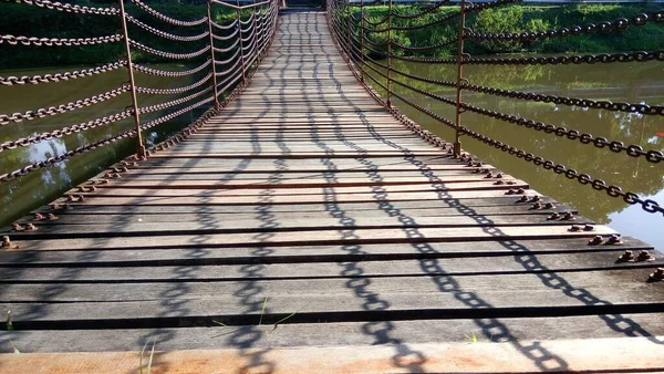 Puente Colgante Sobre Lago —  Fotos de Stock