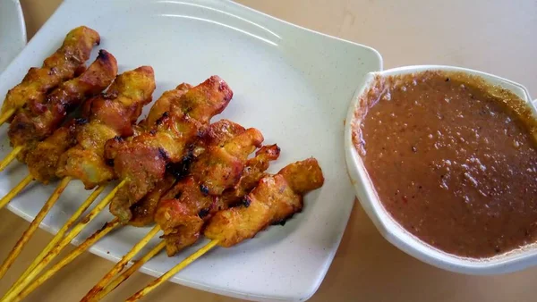 Sate Ayam Malaysia Dengan Saus Kacang Yang Lezat Salah Satu — Stok Foto