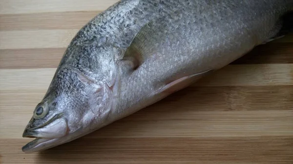 Halva Kroppen Havsabborre Fisk Skärbrädan — Stockfoto