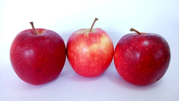 Rote Äpfel Isoliert Auf Weißem Hintergrund — Stockfoto