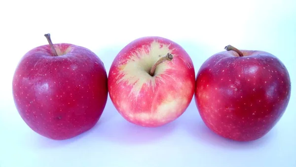 白い背景に赤いリンゴが隔離され — ストック写真