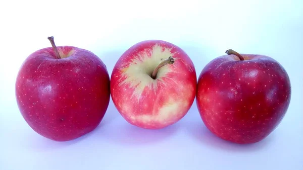 Manzanas Rojas Aisladas Sobre Fondo Blanco — Foto de Stock