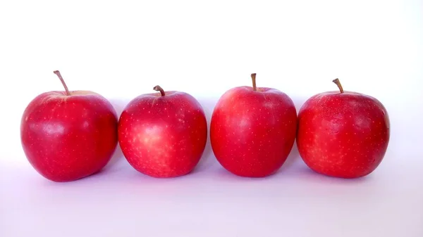 Pommes Rouges Isolées Sur Fond Blanc — Photo